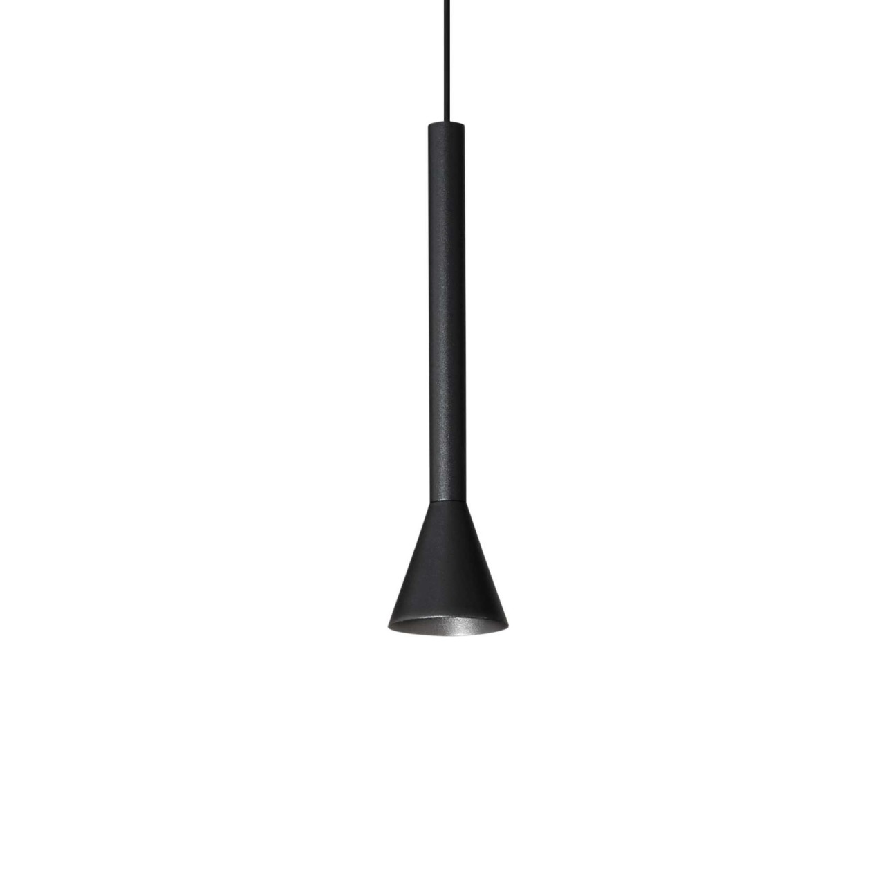 O candeeiro suspenso traz um novo nível de luxo para a sua sala. Seu design único e moderno iluminará o espaço com charme e elegância.