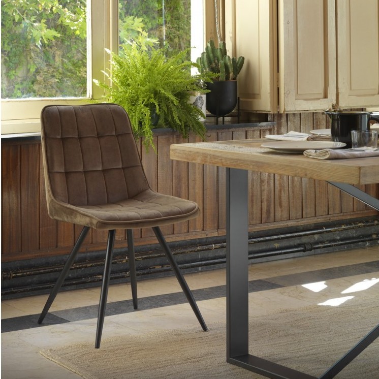 A cadeira Sória é um ícone de estilo e conforto. Seu design moderno traz elegância a qualquer ambiente, enquanto o material de alta qualidade garante que você se sinta bem sentado por muitos anos!