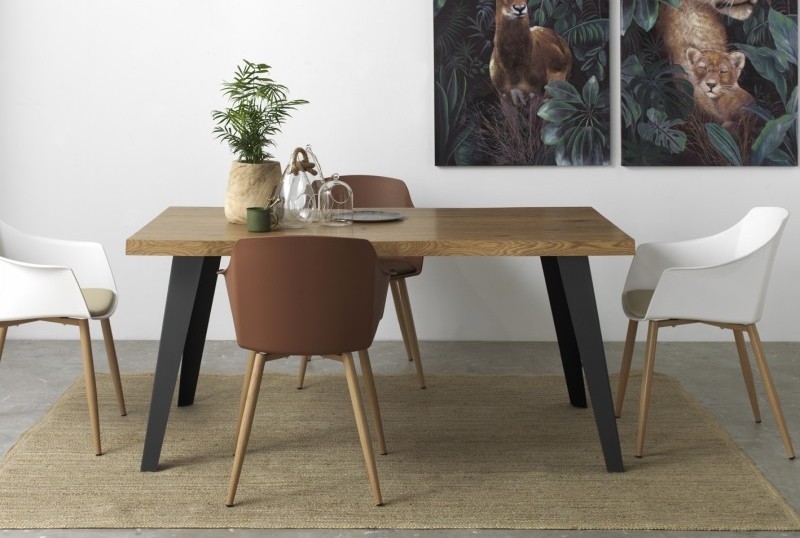 Torna a tua refeição especial com a mesa de jantar Sória, que combina elegância e estilo para qualquer espaço. É o toque final perfeito para uma bela decoração.