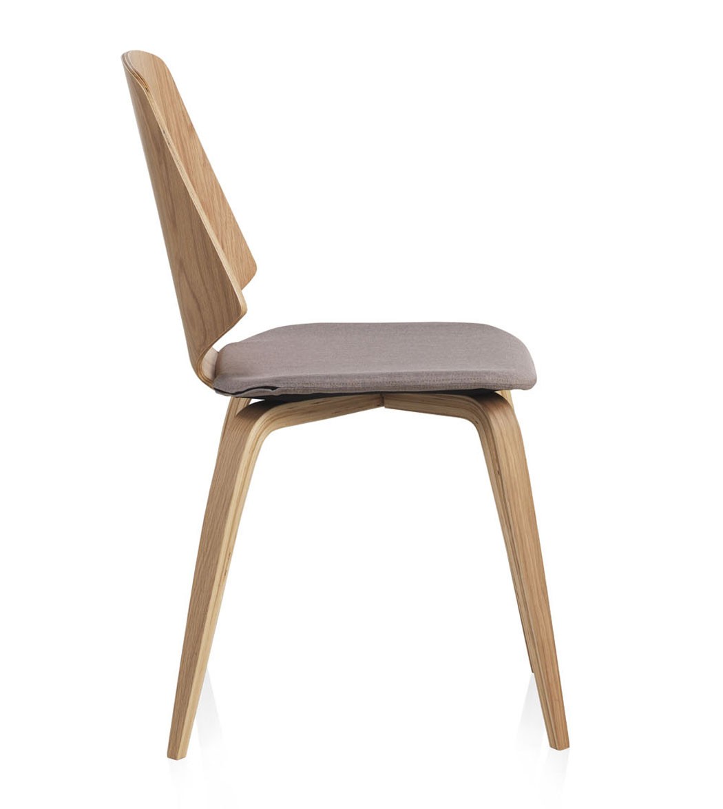 A cadeira Vigo é a escolha ideal para quem procura um design moderno e durável. Seu acabamento é confortável e resistente, para que você possa desfrutar de momentos especiais.