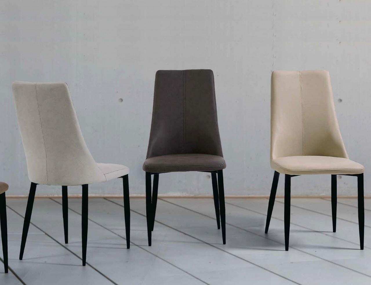 A cadeira Leti é o complemento perfeito para a sua cozinha. Com design moderno e estrutura resistente, ela oferece o máximo em conforto e beleza!