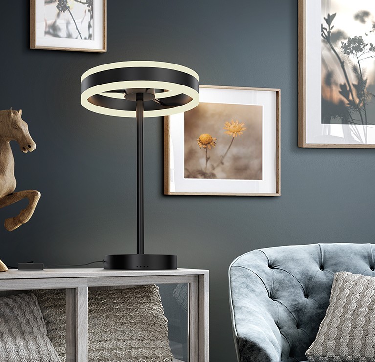 A luz do Candeeiro de Mesa Helia é o toque perfeito para iluminar os seus momentos em casa. Uma combinação de estilo e modernidade que trará um ambiente acolhedor ao seu lar.