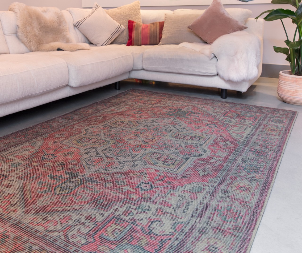 O tapete Kaya Iman é a escolha ideal para dar um toque de elegância e sofisticação a qualquer ambiente, criando um visual único e exclusivo.