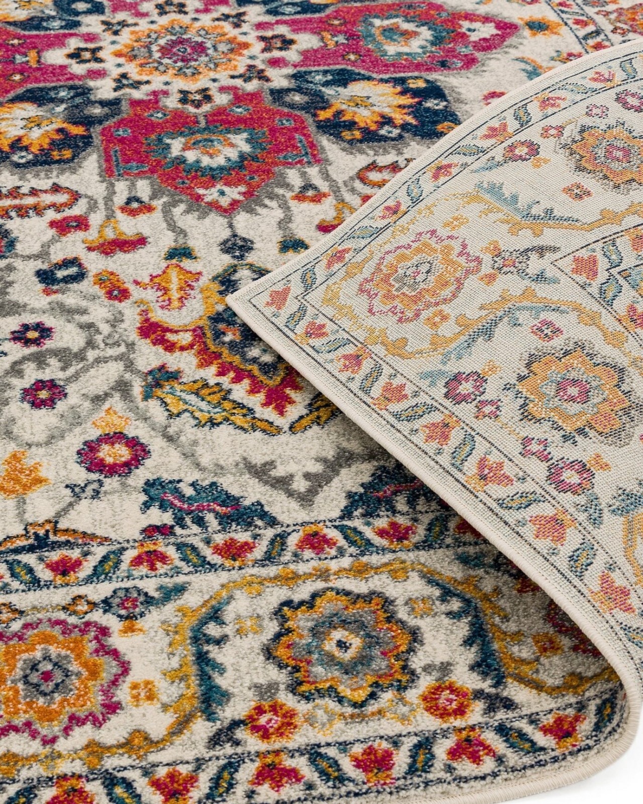 Este é o tapete Nova Persian. Ele tem um design moderno e sofisticado que vai trazer elegância e charme para a sua casa.