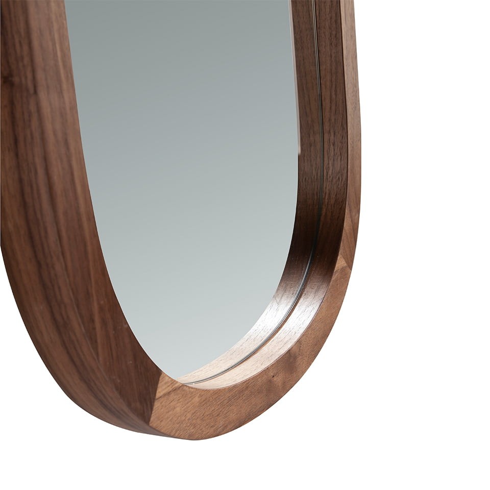 O espelho Vernazza é sinônimo de elegância, modernidade e conforto uma poderosa combinação que encanta a todos.