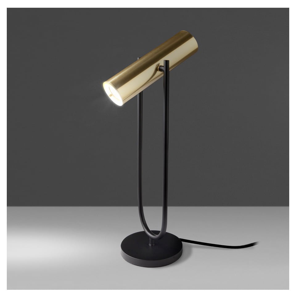 A iluminação perfeita para o seu lar. O candeeiro de mesa Rossio Gold é sinónimo de elegância e sofisticação, tornando qualquer espaço mais especial.