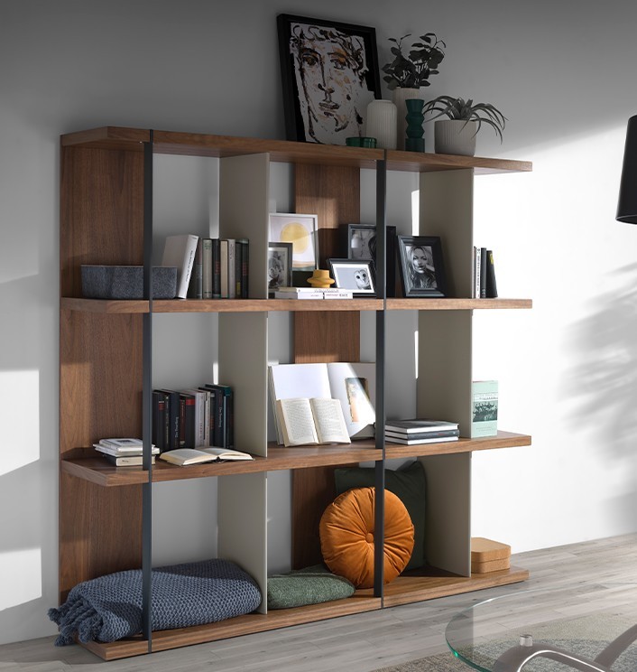 Organização e utilidade juntas. A estante Vernazza é a solução perfeita para aproveitar todos os espaços da sua casa.