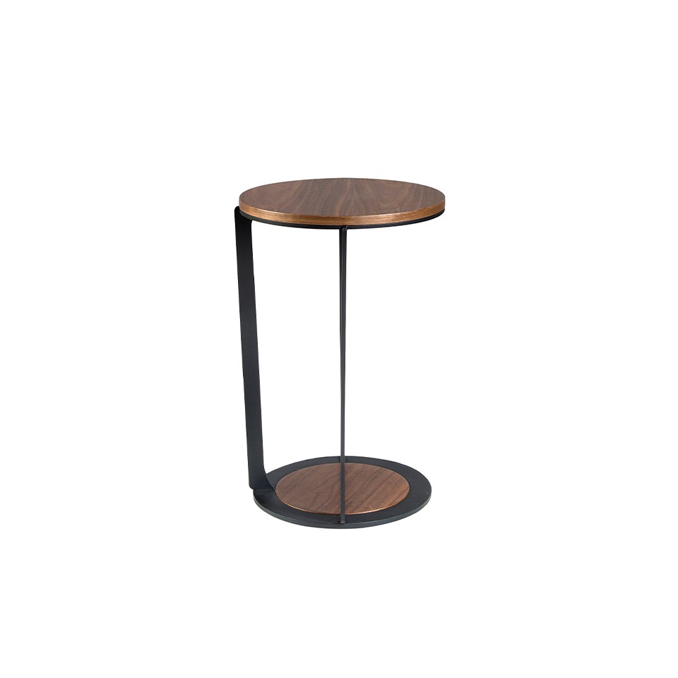 Uma peça moderna e versátil. A mesa de apoio Vernazza é a escolha perfeita para o seu interior, perfeita para colocar os seus objetos de decoração favoritos.