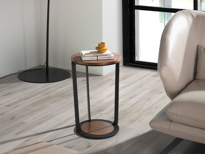 A mesa de apoio Vernazza é perfeita para quem busca um toque moderno e elegante para o seu ambiente. Seu design único e versátil completa com sofisticação qualquer espaço.