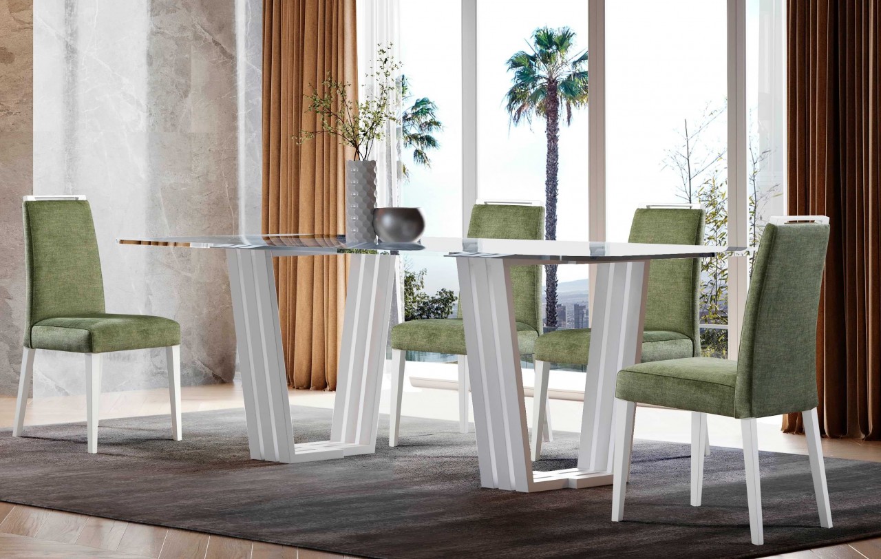Uma mesa de jantar com vidro torna o  ambiente acolhedor, moderno e elegante a sala de jantar Luka Lux reflete o seu estilo único e luxuoso.