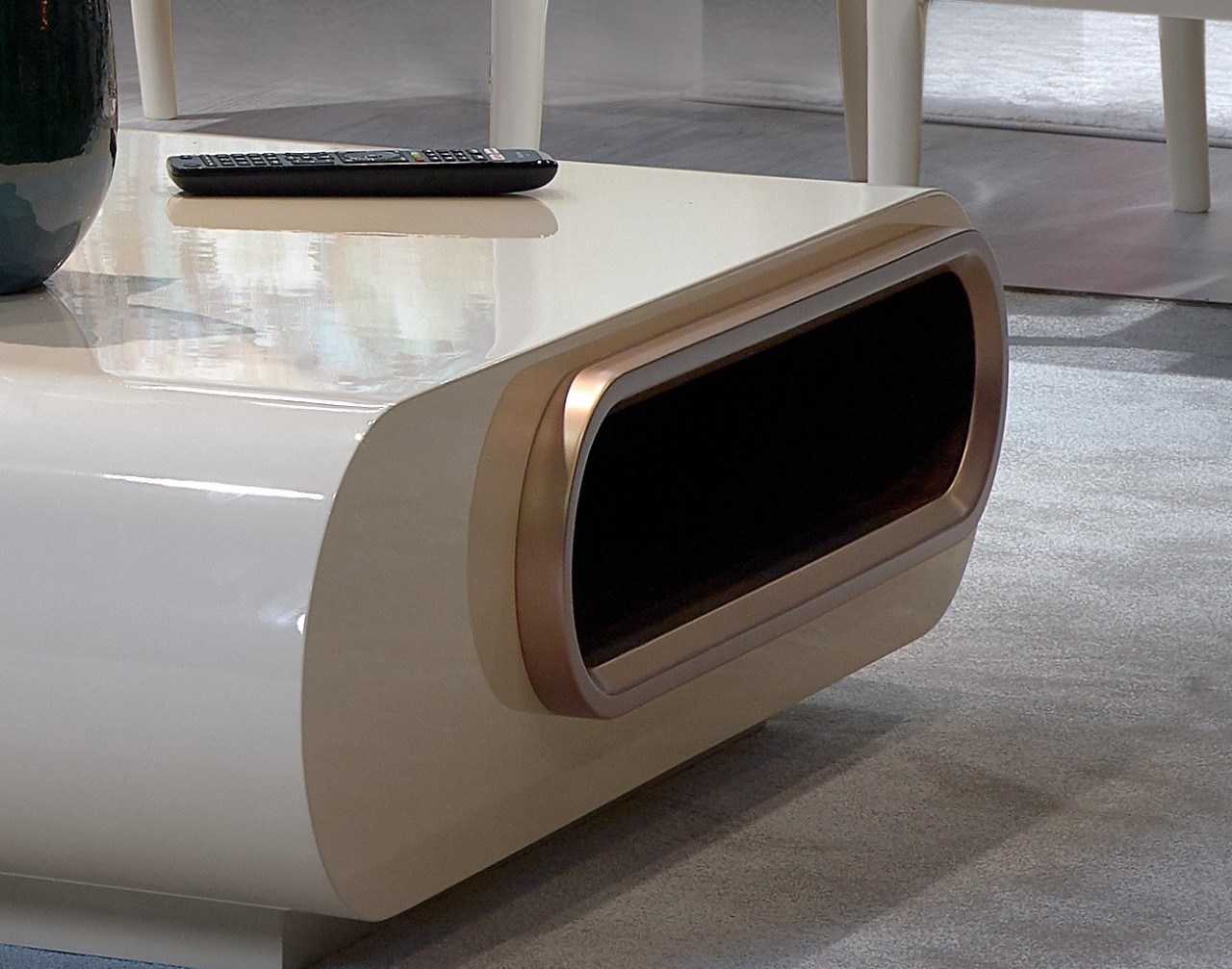 A mesa de centro Musa Simple é um elemento essencial para qualquer sala de estar. Esta peça moderna e elegante é a escolha certa para criar o ambiente ideal para os momentos em família.