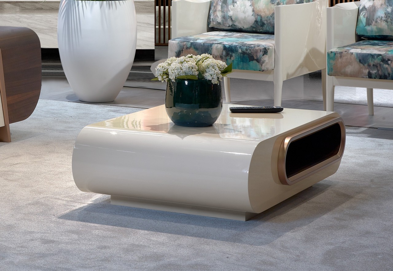 A mesa de centro Musa Simple é um elemento essencial para adicionar estilo moderno e elegância a qualquer sala. Esta peça versátil, com design moderno e minimalista, fará toda a diferença no seu espaç
