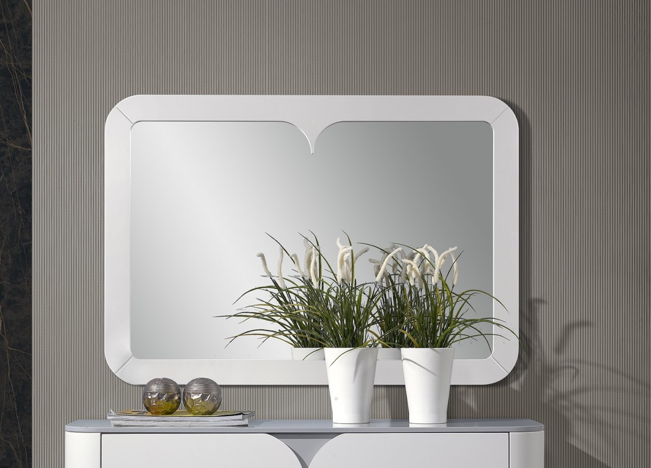 O espelho Bello é o centro das atenções elegante, sofisticado e cheio de estilo, é a consola perfeita para adicionar um toque de beleza à sua sala!