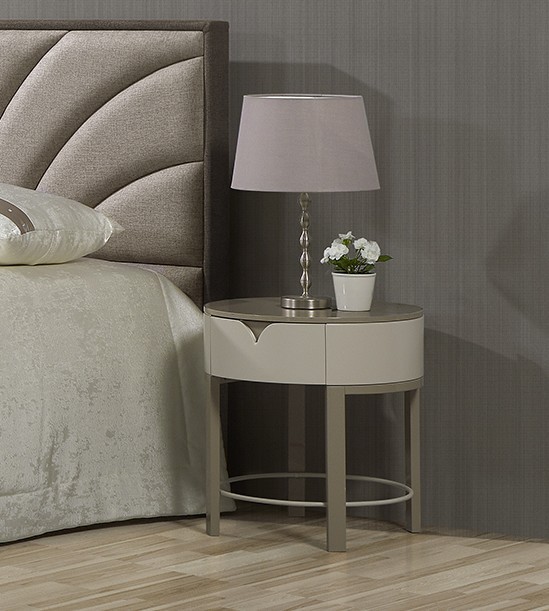 A mesa de cabeceira Bello Plaza, é a maneira perfeita para obter um estilo moderno e elegante para o seu quarto.