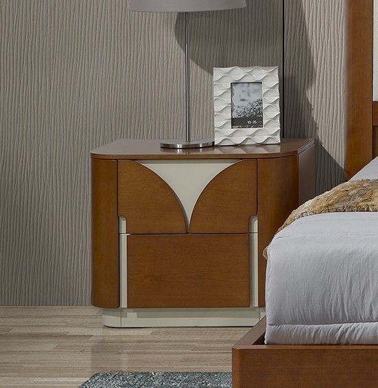 Uma mesa de cabeceira Bello Verano para complementar o seu quarto com elegância e estilo.