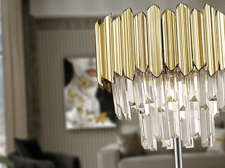 Este candeeiro de pé tiara dourado é a luz perfeita para o seu ambiente. Acrescenta um toque de modernidade e luxo.