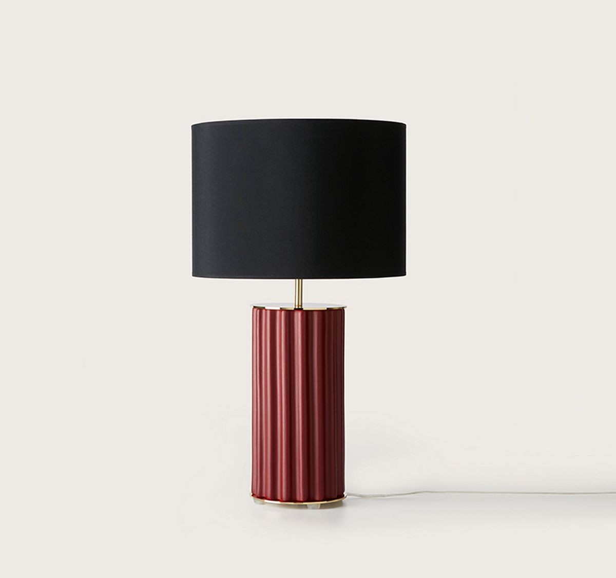 Candeeiro de mesa Sónica com cúpula preta e base vermelha canelada com acabamento dourado