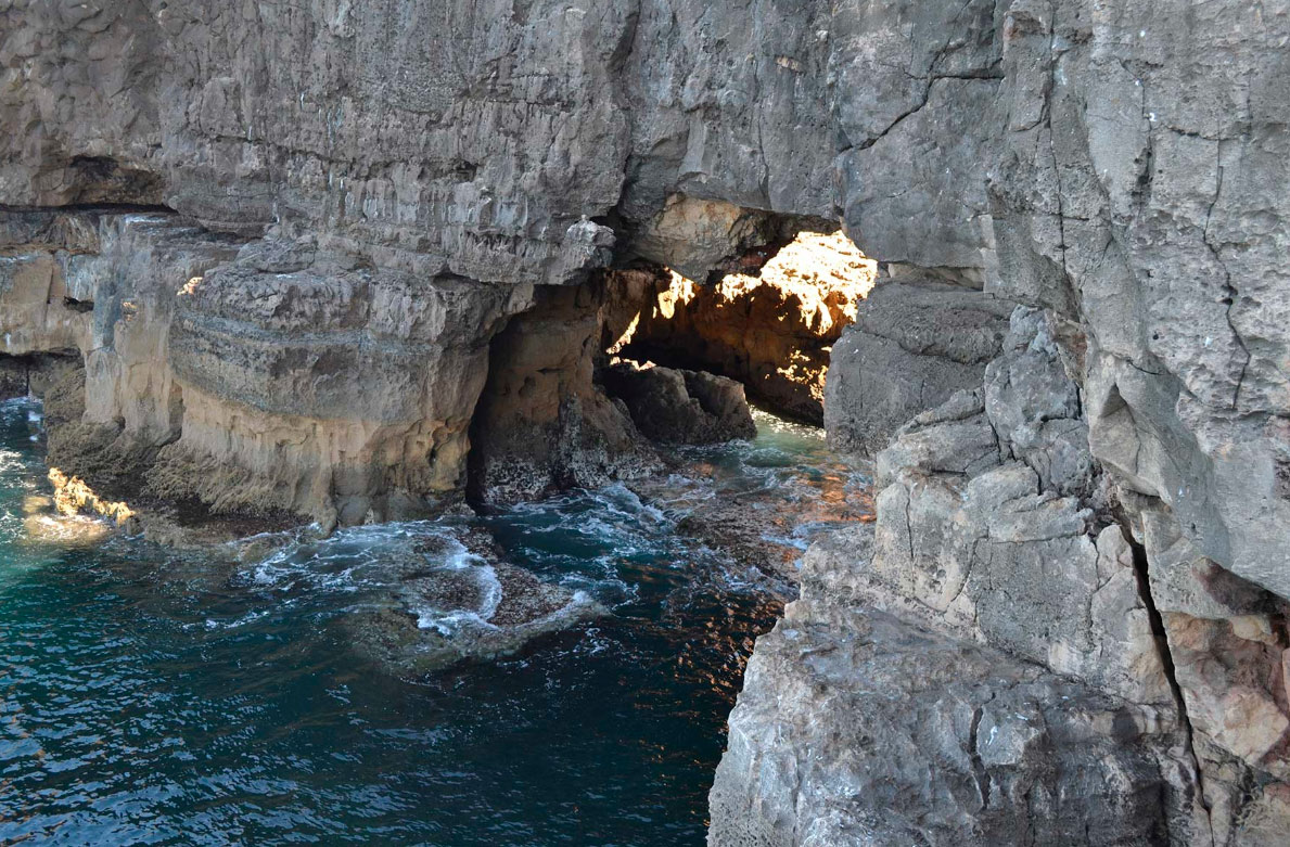 Pintura de paisagens de mar e pedras