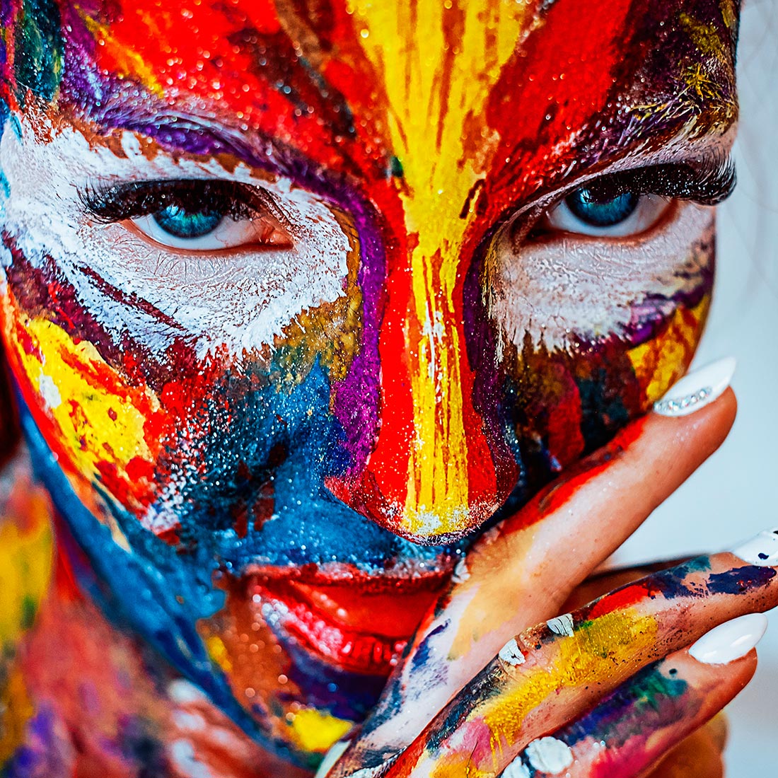 Pintura facial colorida