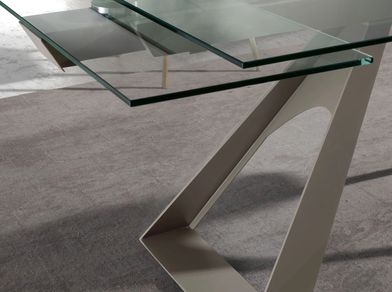 Mesa com tampo de vidro extensível e base metálica em V