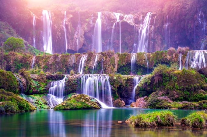 Pintando paisagem cachoeira na montanha