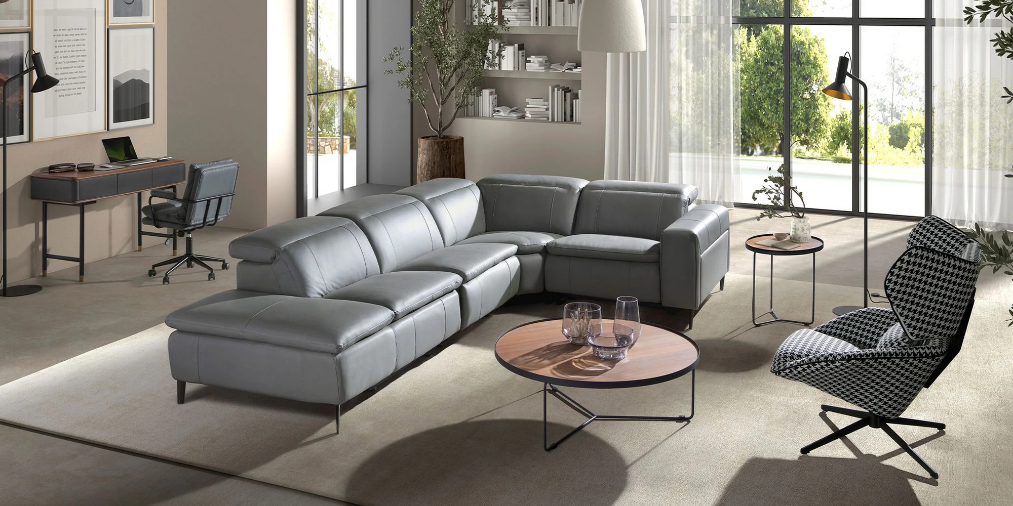 Sofás modernos e poltrona elegante, complementando seu espaço com um toque de design contemporâneo.