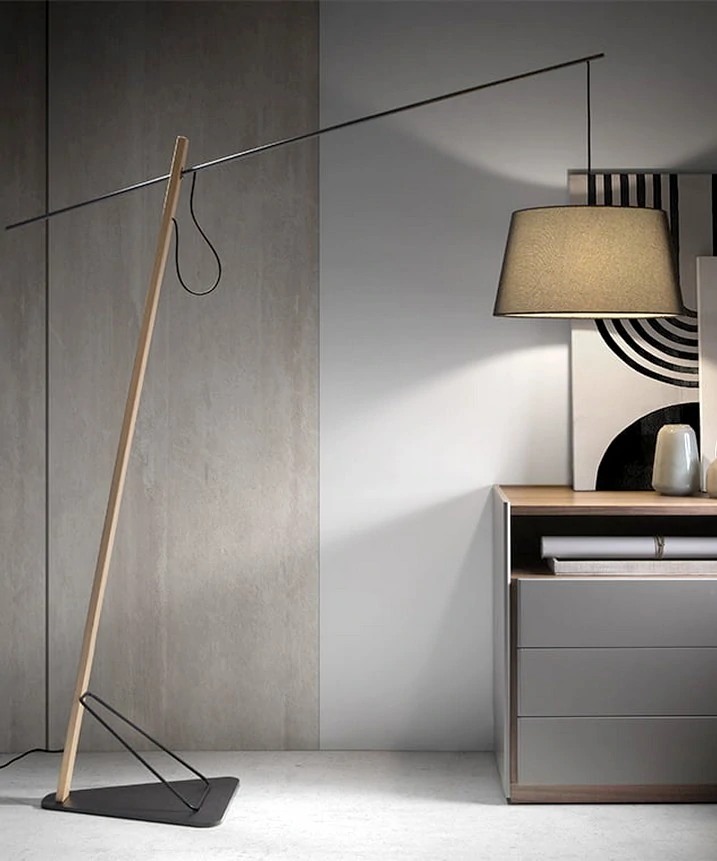 Candeeiro de pé elegante, ideal para iluminar e decorar qualquer espaço com um toque de estilo.
