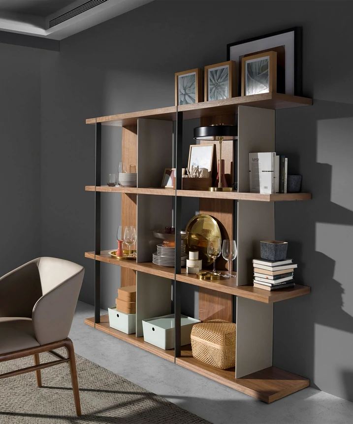 Estante livreiro elegante, ideal para organizar livros e adicionar um toque de estilo ao espaço.