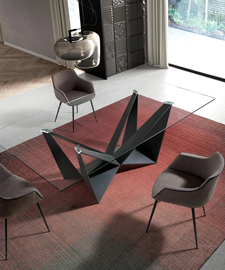 Mesa com tampo de vidro e pé metálico, combinando elegância moderna e durabilidade.