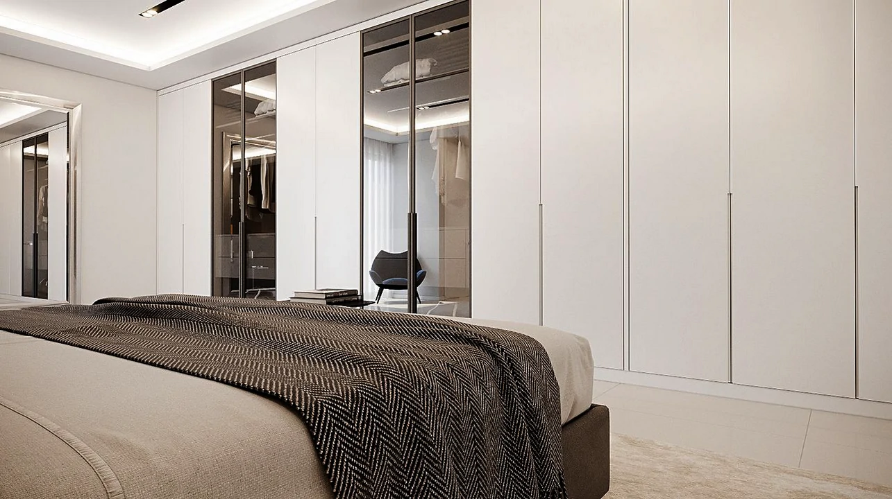 Design elegante de roupeiro com portas de correr em lacado branco, ideal para quartos contemporâneos