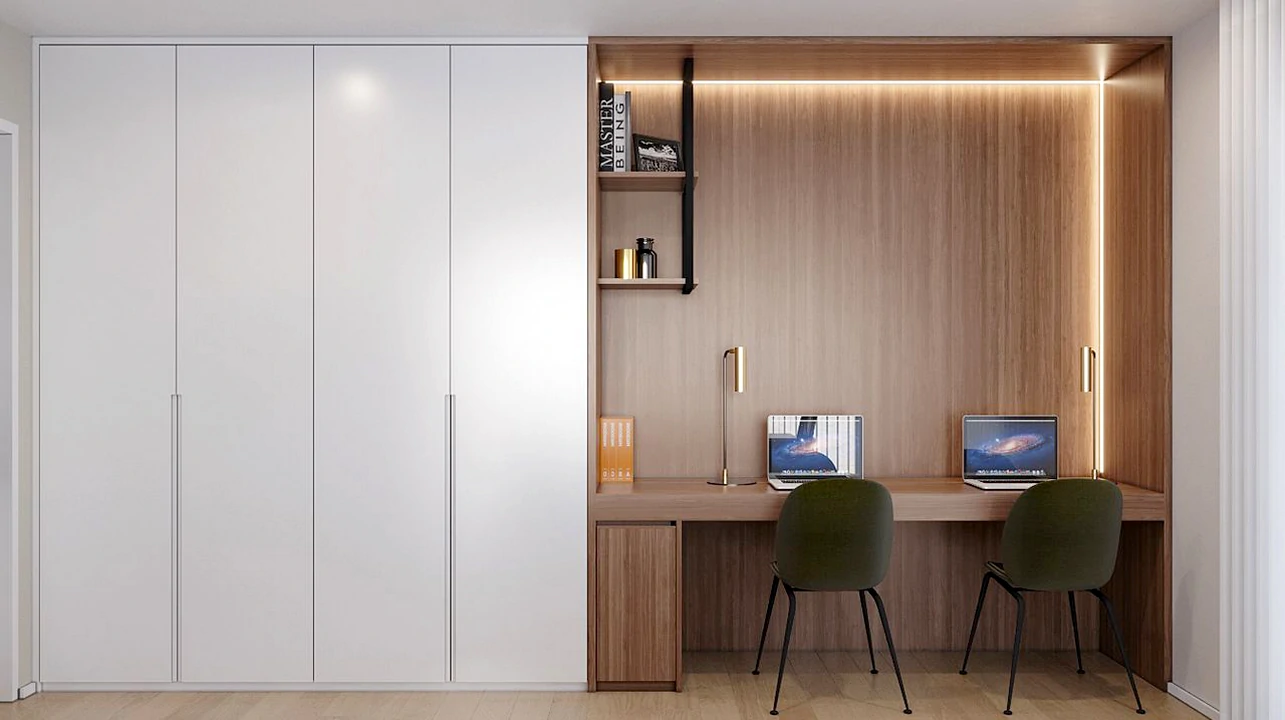 Roupeiro elegante com portas de abrir em madeira clara, combinando funcionalidade e design moderno.
