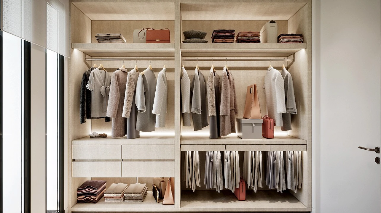 Closet aberto moderno, com prateleiras e suporte de cabides, mantendo tudo organizado e acessível