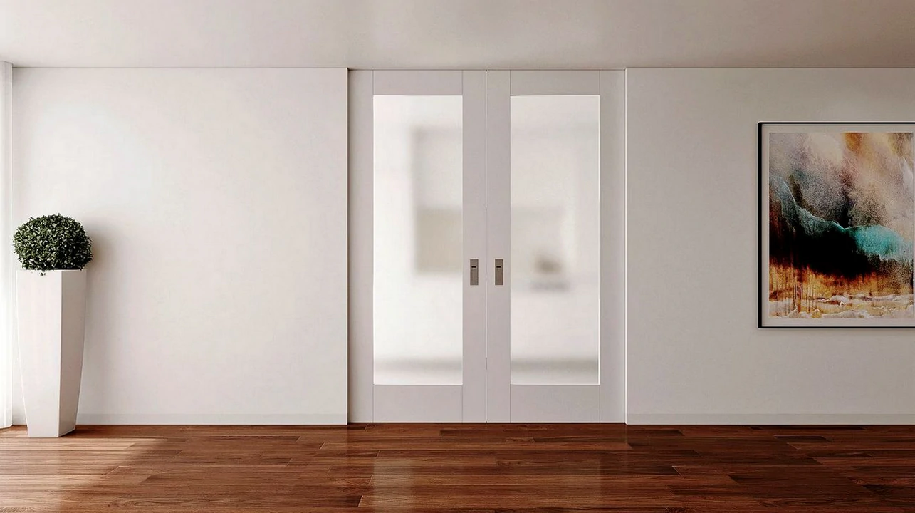 Elegantes portas duplas brancas com vidro fosco, oferecem estilo e luminosidade ao espaço