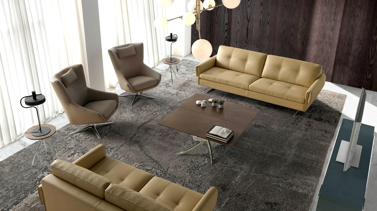 Uma sala de estar elegante com dois sofás modernos, ladeados por poltronas confortáveis e uma mesa de centro.