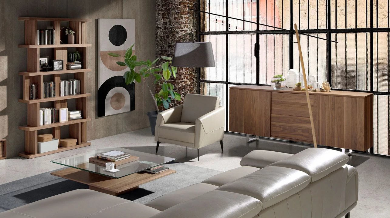 Ambiente acolhedor com poltrona confortável ao lado de um livreiro com livros e objetos decorativos