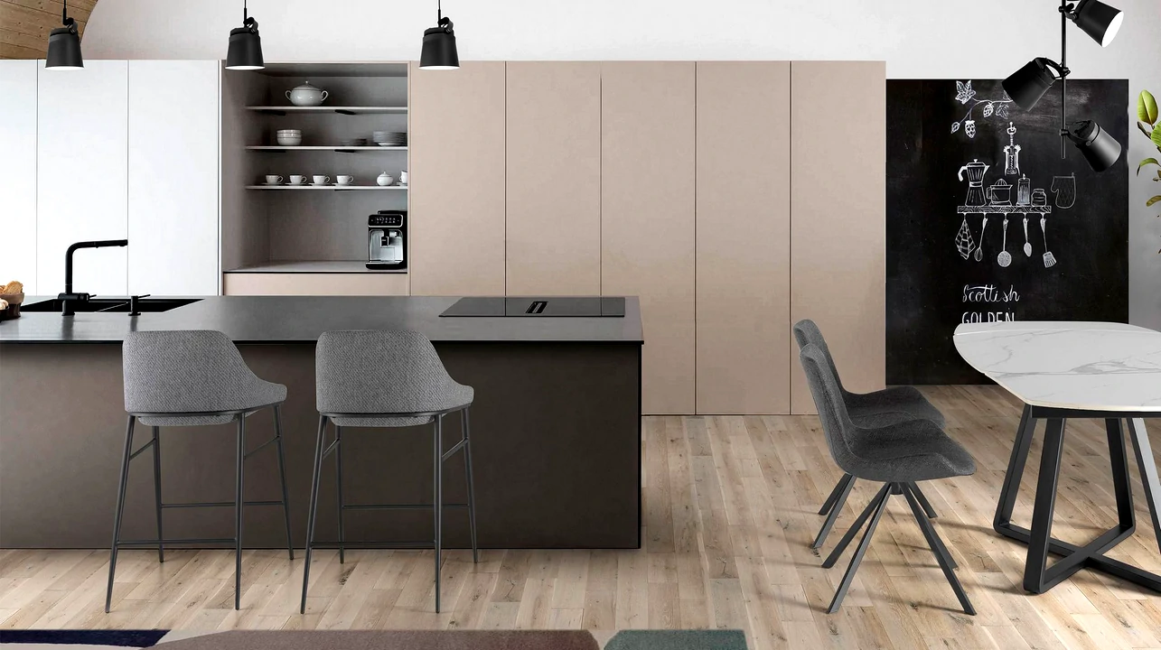 Ambiente aberto com cozinha moderna fluindo para a sala, criando um espaço amplo e harmonioso