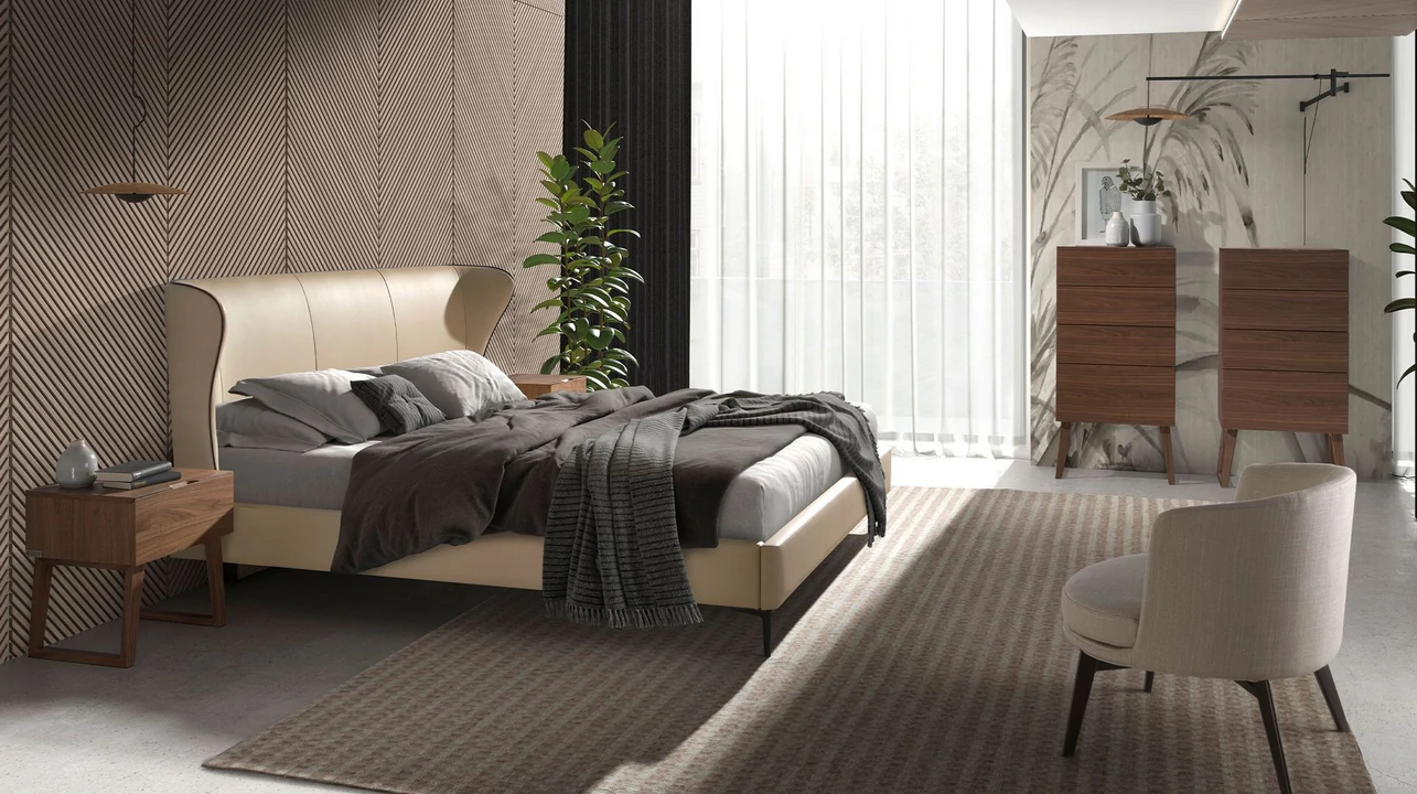 Quarto com cama estofada duas mesas de cabeceira e dois camiseiros altos, destacando funcionalidade.