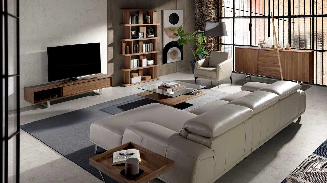 Espaço sofisticado com sofás e móvel TV de nogueira, ideal para um ambiente clássico e moderno.