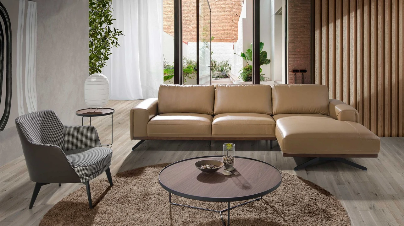 Design moderno com sofá chaise longue e poltrona, perfeito para relaxar e decorar.