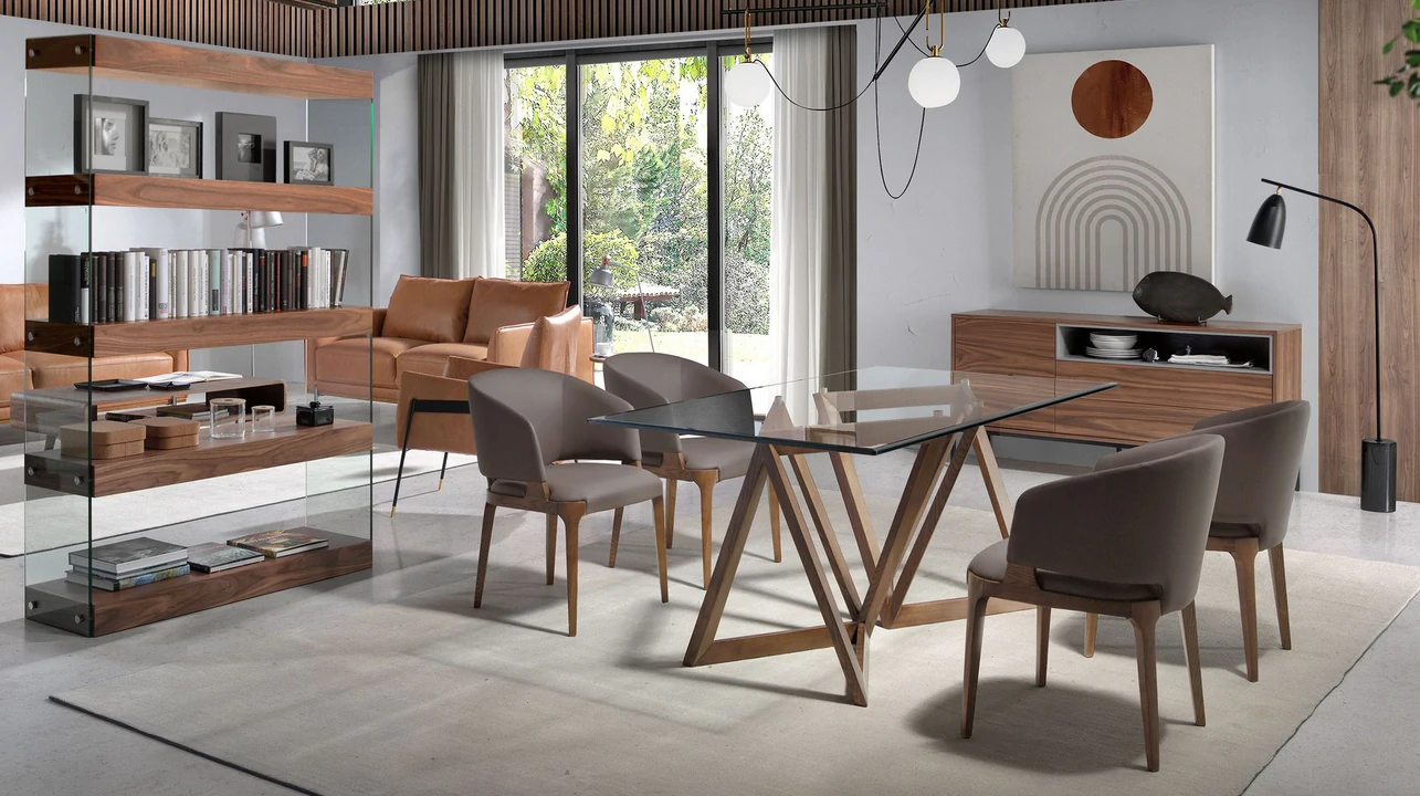 Sala de jantar moderna com mesa de vidro, perfeita para um toque elegante e contemporâneo.