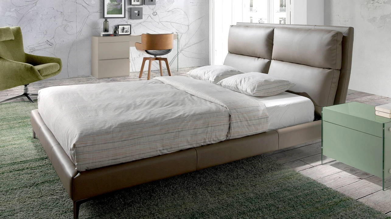 Cama estofada em cores claras, design aconchegante e estilo sereno para o quarto