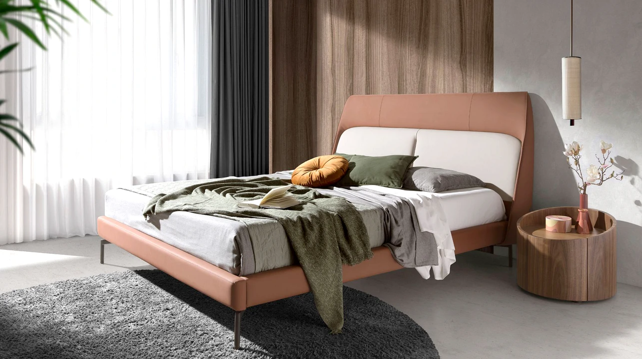 Design sofisticado de cama estofada com material sintético, em cores delicadas, ideal para um ambiente sereno.