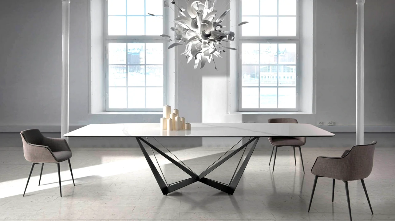 Mesa de jantar moderna em vidro e metal, com design minimalista, ideal para espaços contemporâneos