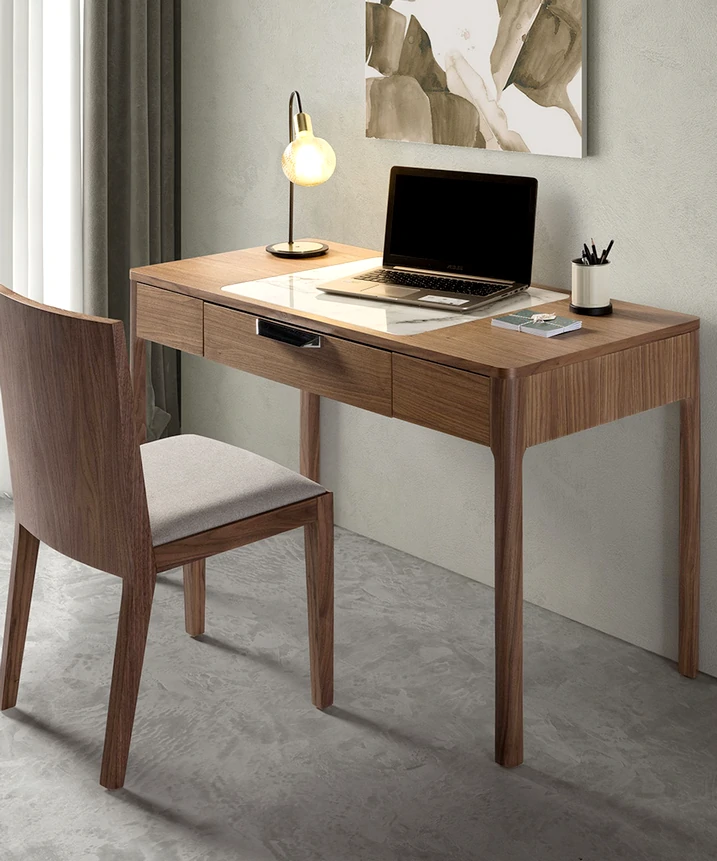 Secretária moderna com linhas minimalistas em madeira clara, ideal para um home office elegante.