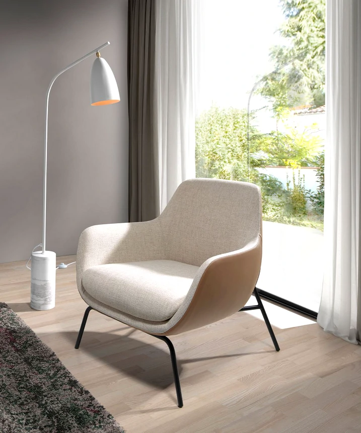 Poltrona de design moderno em tons neutros, combinando conforto e estilo em qualquer sala de estar.