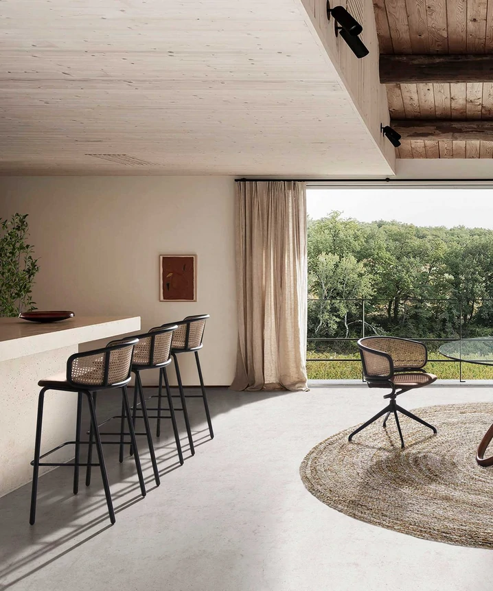 Bancos altos, peça chave para um balcão de bar, conforto e design elegante