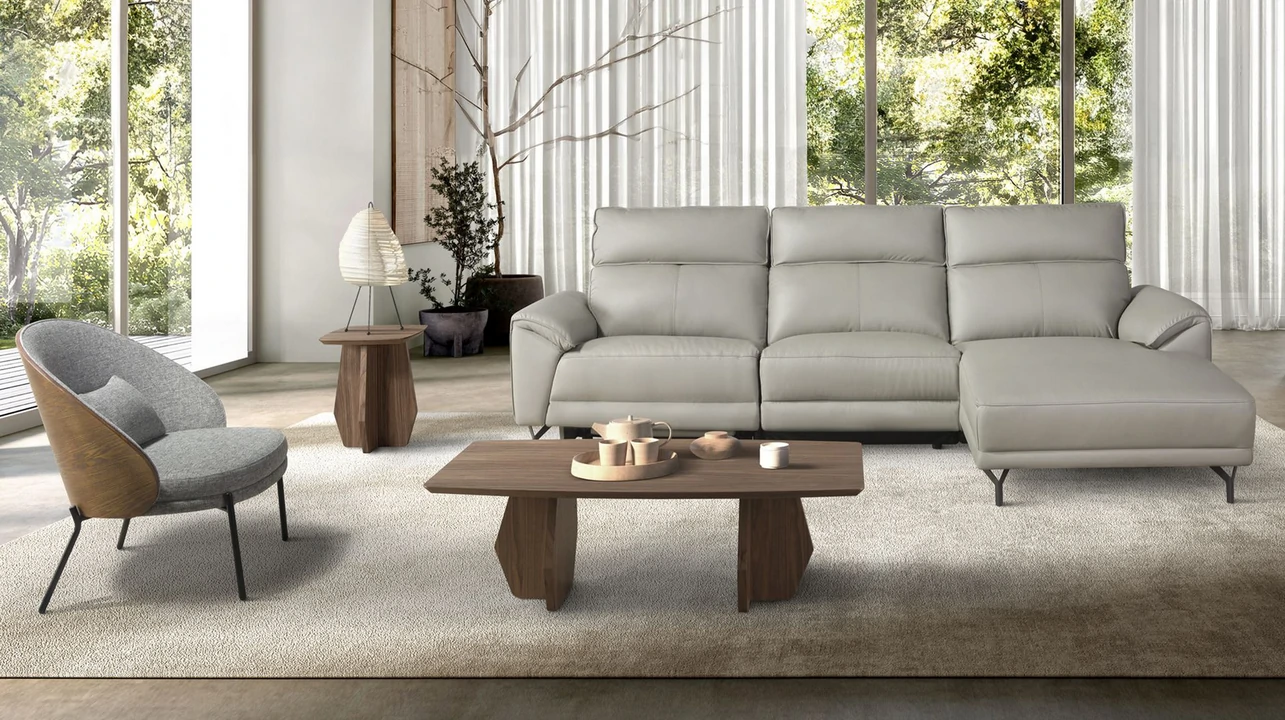 Sofás e poltronas modernas, com linhas elegantes e estofado confortável para um ambiente sofisticado.