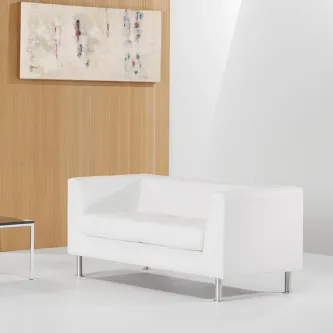 Sofá Manhattan branco de dois lugares com pés cromados em ambiente minimalista