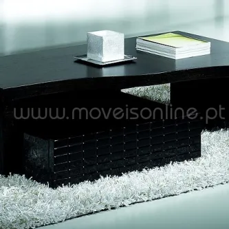 Mesa de centro Slyde preta retangular com prateleira inferior e livros