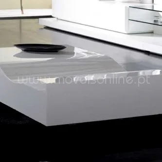 Mesa de centro On branca lacada com tampo de vidro negro e prato decorativo.